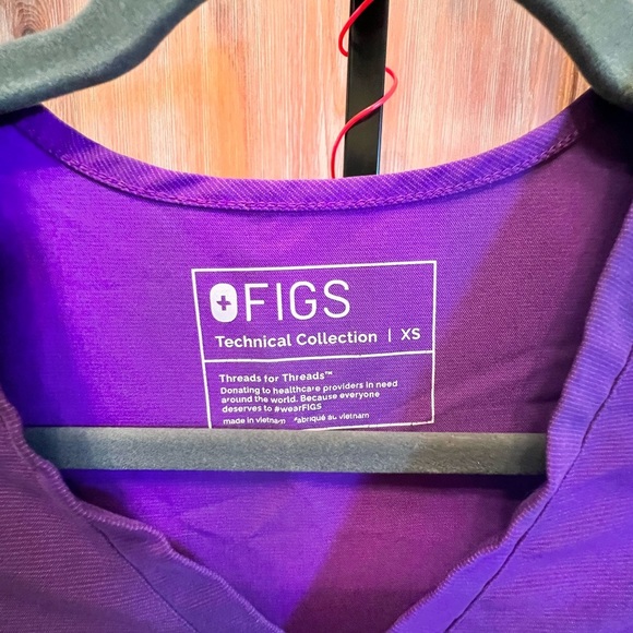 2pc bundle of FIGS Scrub Tops - Picture 7 of 16